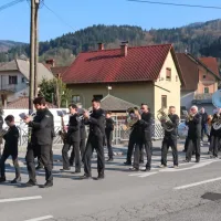 Razstavo in otvoritev spominske poti po  delni poti patruljnega 
teka iz leta 1945 so pospremili domači godbeniki na pihala.