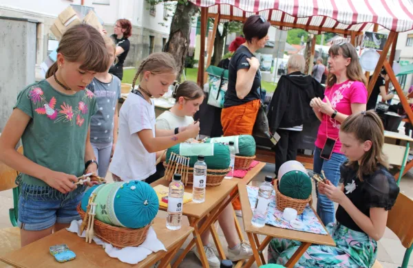 Učenke čipkarske šole ob učenju razstavljajo in pomagajo na prireditvah (fotografija je z lanskega Festivala 
idrijske čipke).