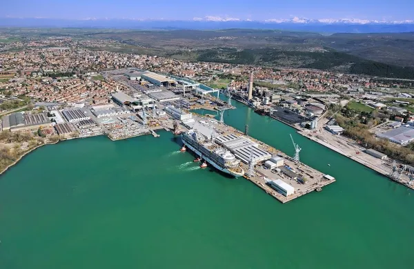 Na lokalnih volitvah v italijanskem Tržiču, na katerih je prvič 
nastopil kandidat s priseljensko listo, je z veliko večino zmagal 
županski kandidat desne vladajoče stranke Liga Luca Fasan.