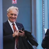 

Aleš Hojs  ima v lasti že tri zazidljive parcele v slovenski Istri. Njihova vrednost 
se je nedavno znatno zvišala, saj je občina do njih zgradila kanalizacijo. 