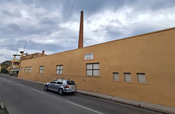 Mar je hoja oziroma vožnja vzdolž južne  fasade nekdanje tovarne 
Argo v Dantejevi ulici res nevarna, na kar nakazuje opozorilna 
tabla?