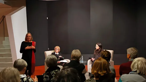 Članici DSG (z leve) Ksenija Majovski in Bogomila Kravos na 
srečanju z igralko Laro Komar