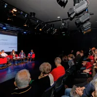 Pod naslovom Svet v novem tisočletju je potekal pogovor, ki ga je 
povezoval odgovorni urednik Primorskih novic Denis Sabadin; 
sogovorniki - predavatelj dr. Matjaž Nahtigal, politolog in sociolog 
dr. Primož Šterbenc, državni sekretar v kabinetu predsednika 
vlade Vojko Volk ter politolog in ekonomist dr. Boštjan Udovič - so 
skušali odgovoriti na vprašanje, kako in koliko so se spremenili 
svet in razmerja med globalnimi akterji v novem tisočletju.