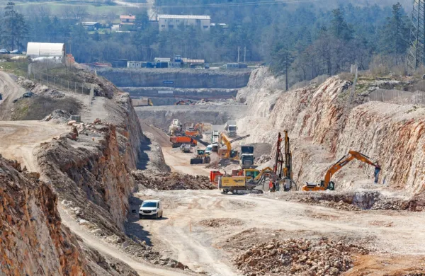 Turški minister za promet in infrastrukturo Abdulkadir Uraloglu je  
zagotovil, da turški izvajalec Yapi Merkezi kljub finančnim težavam 
ostaja na projektu drugega tira železniške proge Divača-Koper.