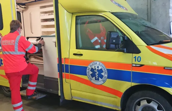 Padel je z le pol metra vi&scaron;ine, a si je po&scaron;kodoval obe nogi