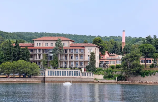 Ortopedska bolnišnica Valdoltra trdno sledi najsodobnejšim dosežkom znanosti, se nenehno posodablja in že leta izvaja dejavnosti, ki sicer sodijo na raven klinike, zato si že dolgo tudi 
prizadeva za uradno pridobitev tega statusa. 