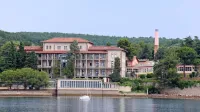 Ortopedska bolnišnica Valdoltra trdno sledi najsodobnejšim dosežkom znanosti, se nenehno posodablja in že leta izvaja dejavnosti, ki sicer sodijo na raven klinike, zato si že dolgo tudi 
prizadeva za uradno pridobitev tega statusa. 