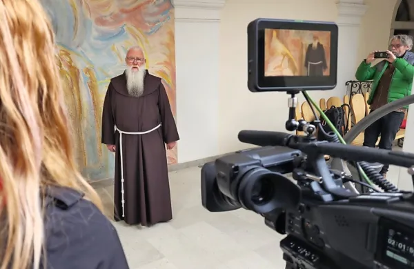 Pater Niko Žvokelj je pomemben sogovornik v dokumentarcu o 
Burbonih.