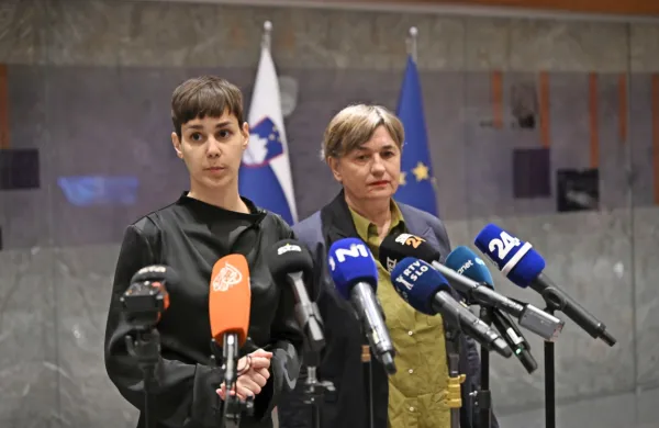 Poslanka Svobode Sara Žibrat (levo) in poslanka Levice Nataša 
Sukič sta prvi sopodpisani pod predlog zakona.