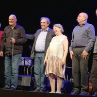 Salamander so (z leve): Božo Ogorevc (violina), Aleš Kacjan ( flavta, klaves, marakas), Jerko Novak ( 
kitara), Bogdana Herman (glas), Milan Dekleva (klavir) in Lado Jakša (klarinet, tolkala). 

