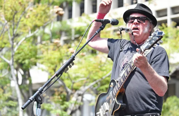 Glasbena kariera Neila Younga traja že šest desetletij.