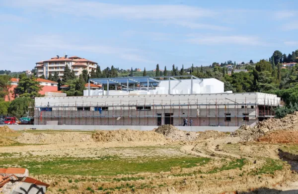  Za orjaško stavbo ob teniških igriščih je bilo izdano gradbeno 
dovoljenje za gostinski objekt,  čeprav so pritlični prostori v celoti 
namenjeni trgovski dejavnosti.     