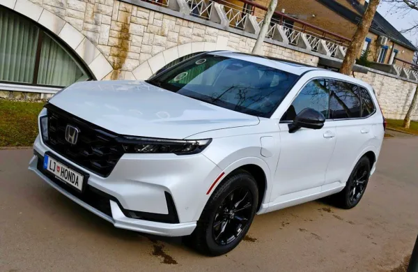 Hondin CR-V je po novem na voljo tudi s priključno-hibridnim pogonom. Na baterije se lahko pelje približno 
60 kilometrov.

