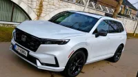 Hondin CR-V je po novem na voljo tudi s priključno-hibridnim pogonom. Na baterije se lahko pelje približno 
60 kilometrov.

