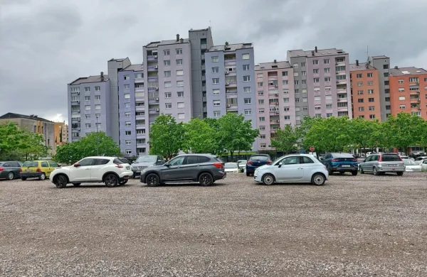 Uporabniki lahko na začasnem   makadamskem  parkirišču  pri sodišču parkirajo le še do ponedeljka.

