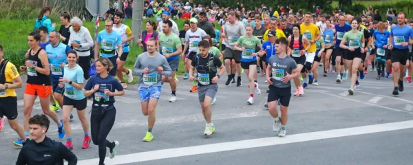 Start polmaratona: tekači so morali premagati 21-kilometrsko 
traso od Ankarana do Izole in nazaj.  