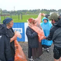 Šavrinke, ki so podeljevale medalje in delile oljčne vejice, so pred 
dežjem zaščitili z  “domačimi” pelerinami iz najlona.

