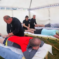 Utrujenim tekačem je po prihodu v cilj še kako prijala masaža 
razbolelih mišic.