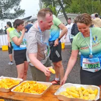 Tekači so si lahko med potjo in tudi na cilju povrnili moči s sadjem ter energetskimi napitki.