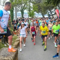 Brez ogrevanja pred tekaškimi napori (na fotografiji vodeno 
ogrevanje polmaratoncev) pač ne gre. 