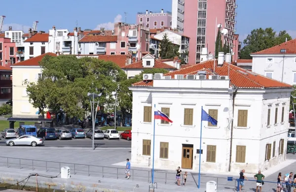 Mestna občina Koper bo prihodnji teden začela sanacijo parkovnih 
površin na Ukmarjevem trgu pred lokalom Kapitanija. 