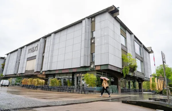 Zaradi onesnažene vode v objektu Maximarket je po podatkih 
Nacionalnega inštituta za javno zdravje (NIJZ) do danes zbolelo 36 
ljudi, pri čemer gre večinoma za zaposlene in nekaj strank.