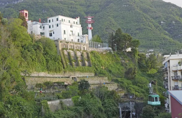 Nesreča se je v četrtek okoli 15. ure zgodila na kabinski žičnici, ki 
na razdalji nekaj manj kot treh kilometrov povezuje kraj Castellammare di Stabia in 1131 metrov visoko goro Monte Faito, od 
koder se razprostira razgled nad Neapljem in okolico.