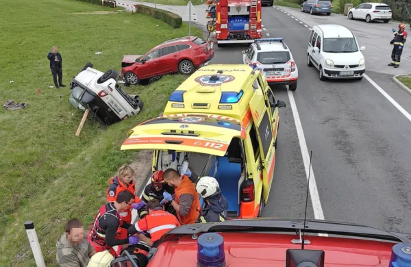 Rakitnik: po čelnem trku dve voznici odpeljali v bolni&scaron;nico