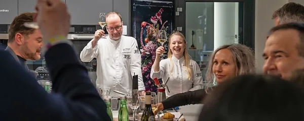 Dobra hrana in vino imata čarobno povezovalno moč. V štirih urah 
skupnega kuhanja so iz neznancev nastali kakovostno nahranjeni 
znanci.