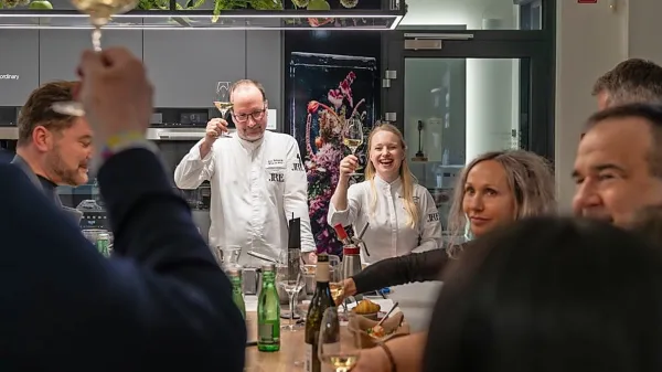 Dobra hrana in vino imata čarobno povezovalno moč. V štirih urah 
skupnega kuhanja so iz neznancev nastali kakovostno nahranjeni 
znanci.