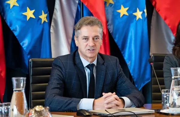 Velika noč  nas spomni, da tudi v najzahtevnejših okoliščinah nikoli 
ne smemo izgubiti vere, zlasti vere v moč človeka, je v  velikonočni 
poslanici zapisal premier Robert Golob.