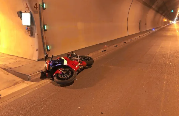 V  nedeljo popoldne  se  je  v  predoru  Markovec  huje poškodoval  
53-letni motorist.  