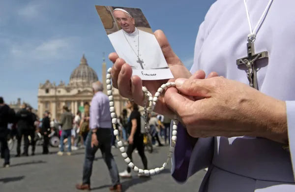 (SMRT PAPEŽA) Oglasil se je koprski &scaron;kof: &ldquo;Franči&scaron;ek je videl re&scaron;itev za člove&scaron;tvo v družini očeta, matere in otrok.&rdquo;