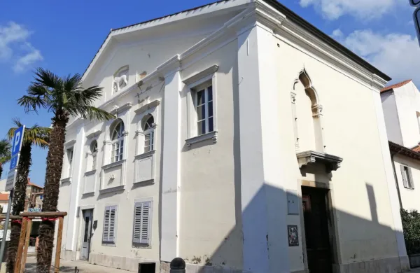 Obstoj Podestatove palače je prvič zaslediti v dokumentu iz leta 
1253.