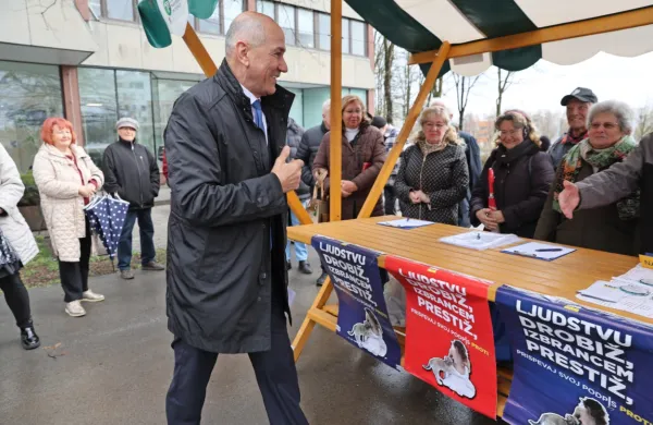 Janez Janša si z referendumom želi “potipati teren” pred državnozborskimi volitvami. 