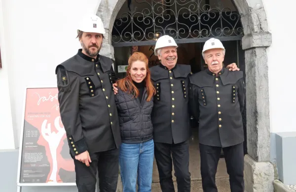 Glavni “igralci abzerji”, sicer vodniki po rudniku - Tomaž Bizjak, 
Veri Krajnik in Jože Pavšič z režiserko Ano Kržišnik Blažica, pred 
Antonijevim rovom.