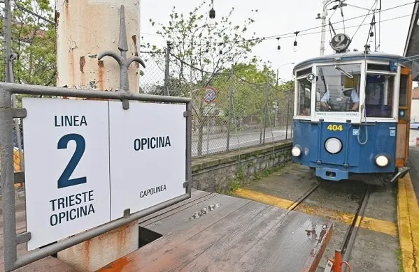 Na končni openski postaji potnike tramvaja pričaka enojezična 
tabla z napisom Opicina.