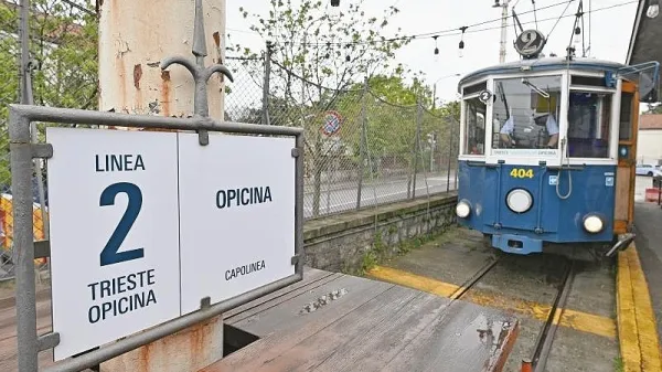 Na končni openski postaji potnike tramvaja pričaka enojezična 
tabla z napisom Opicina.