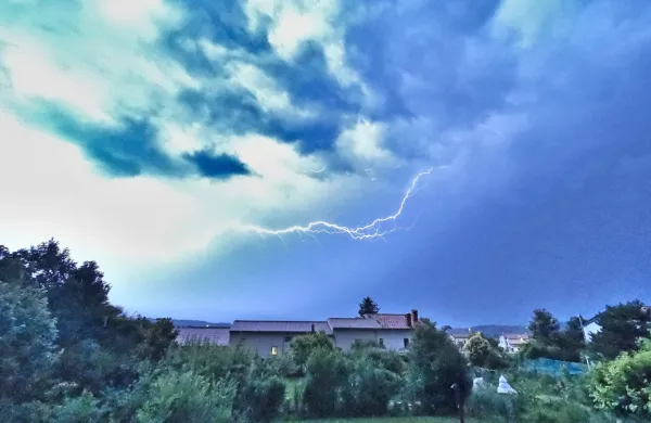 Popoldne bodo v Sloveniji nastajale krajevne plohe in nevihte.