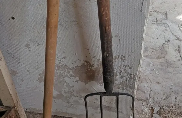 Aleš  Krebelj  se  je nad  58-letnega znanca v  začetku lanskega junija  
spravil  s  kolom,  vilami,  bajonetom  ...  (fotografija  je  simbolična).  