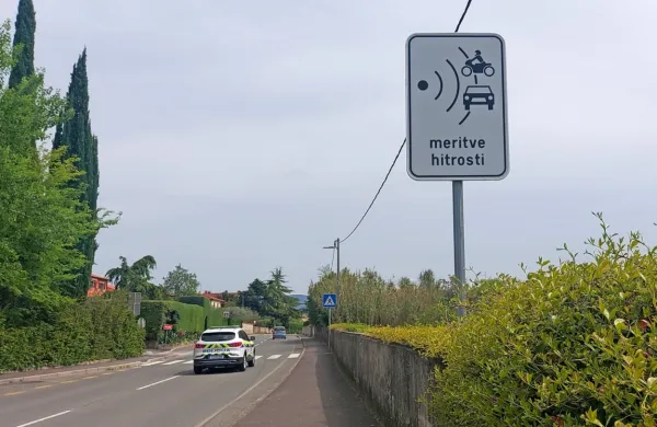 Večina  kršiteljev  omejitev  hitrosti  v naselju  prekorači  za  največ  
deset  kilometrov  na  uro. 