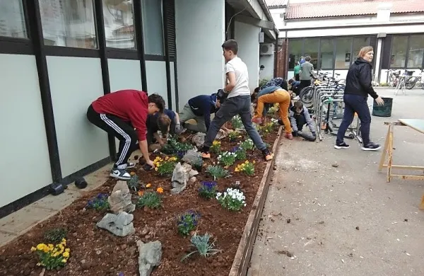 Učenci so sami uredili okolico &scaron;ole