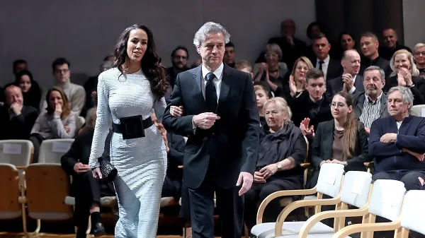 

Partnerka predsednika vlade Tina Gaber meni, da starejši  ljudje 
lahko živijo brez zdravil, če spremenijo način življenja. 

