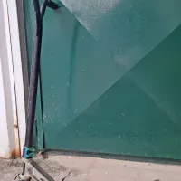 V Spodnji Idriji na&scaron;li zapu&scaron;čena otro&scaron;ka skiroja. Kdo ju pogre&scaron;a?