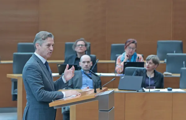 Razprava o interpelaciji  vlade Roberta Goloba je  minila v znamenju očitkov o farsi,  manipulacijah in lažeh.