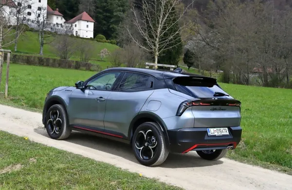 Junior je nov družinski član znamke Alfa Romeo v Sloveniji. Na 
voljo v treh pogonskih izvedbah.