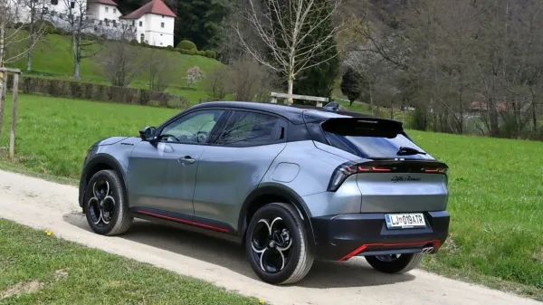Junior je nov družinski član znamke Alfa Romeo v Sloveniji. Na 
voljo v treh pogonskih izvedbah.