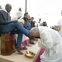 V zgodovino se je vpisal tudi kot prvi papež, ki je umil in poljubil noge muslimanskim migrantom.