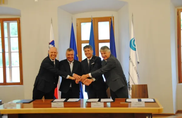 

Predstavniki Darsa, vipavske občine, Morsa in SENG (z leve) David 
Skornšek, Anton Lavrenčič, Borut Sajovic in Mitja Gorjan  so 
podpisali dogovor, s katerim bodo na območju Mlak v Podnanosu 
začeli graditi sončne elektrarne.