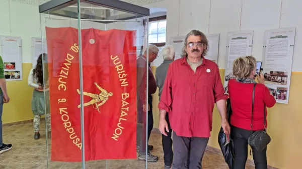 Stojan Kosmina na odprtju razstave Lepo je biti končno v Trstu na 
Volčjem Gradu